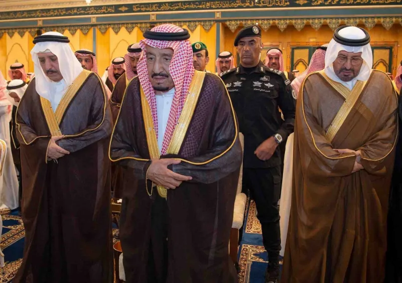 خادم الحرمين يؤدي صلاة الميت على الأمير بندر بن عبدالعزيز