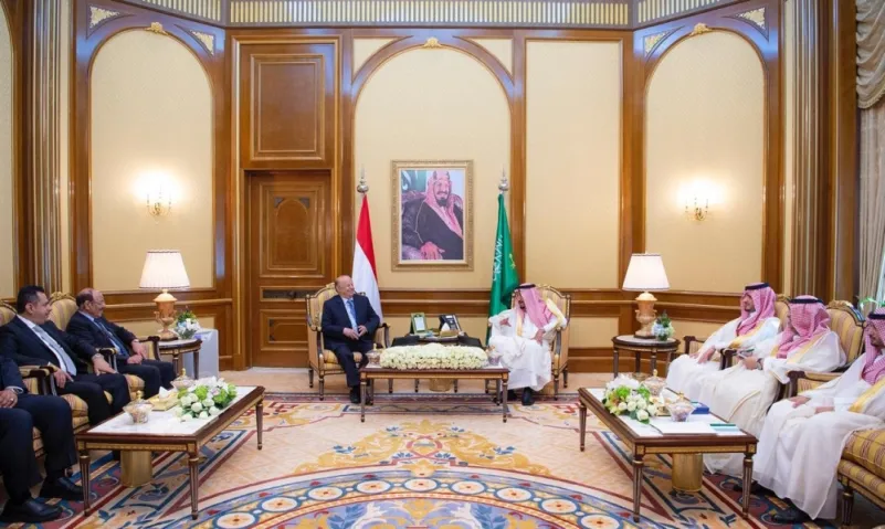 الملك سلمان يبحث المستجدات مع الرئيس اليمني