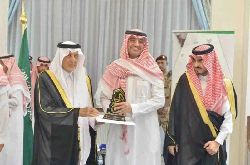 أمير مكة يتوج "التواصل الحكومي" بجائزة "الإعلام الجديد"
