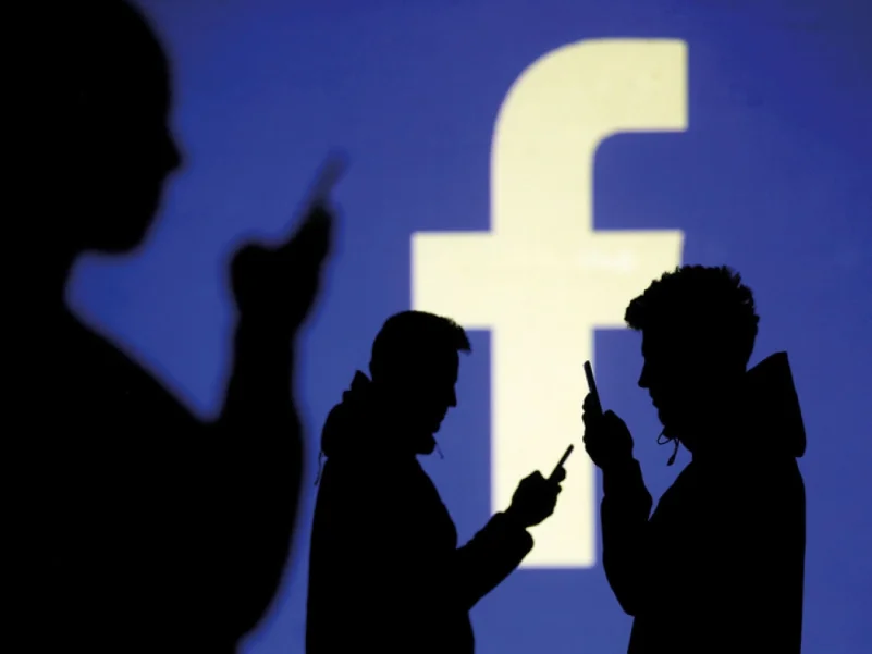 فيسبوك وظف المئات للاستماع إلى المحادثات الصوتية
