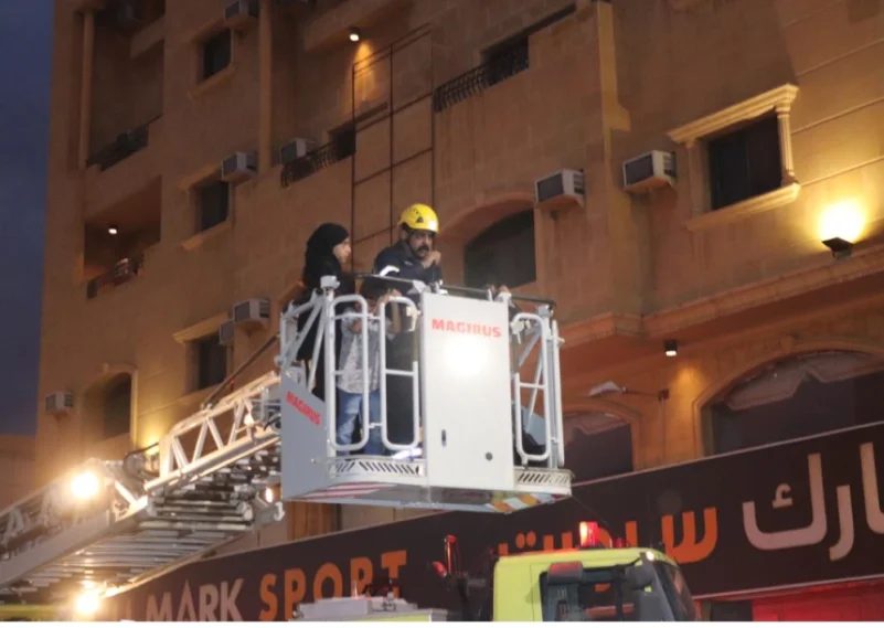 إصابة 13 شخصًا وإخلاء 80 في حريق فندق بالطائف