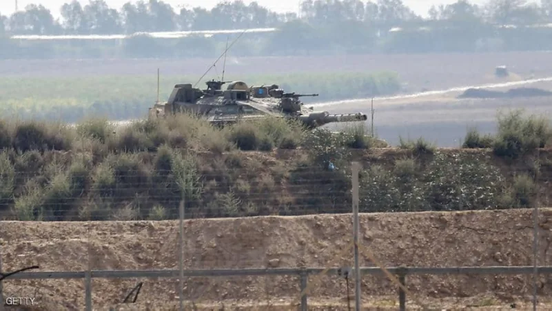 مروحية ودبابة تقتل ثلاثة فلسطينيين قرب السياج الحدودي في غزة