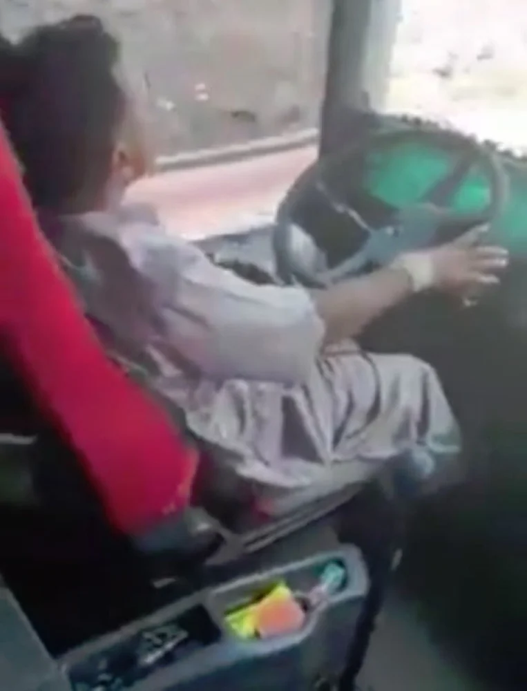 شرطة مكة تقبض على سائق الحافلة في فيديو القيادة الغير نظامية