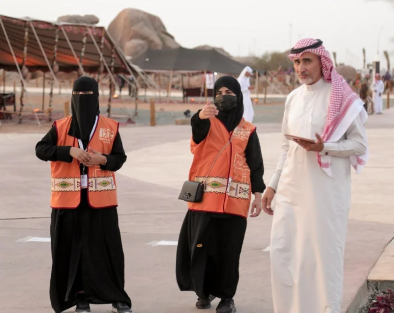 متطوعون ومتطوعات يقدمون لمسات إنسانية لزوار مصيف العرب