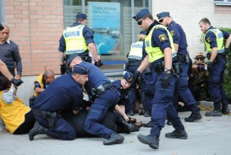 اعتقالات وإصابات بين المحتجين على زيارة "ظريف" للسويد