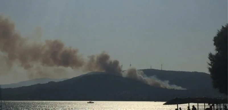 إجلاء سياح من جزيرة يونانية بعد اندلاع حريق