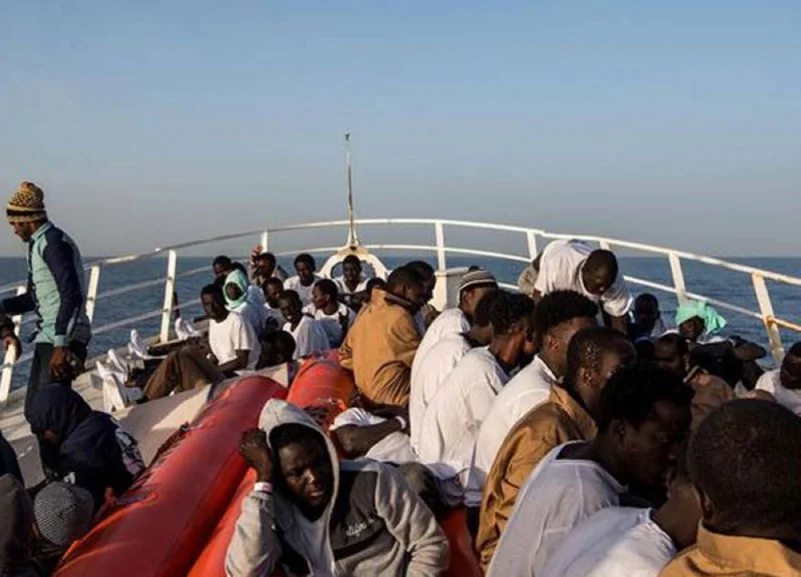 إيطاليا تمنع سفينة إنقاذ على متنها عشرات المهاجرين من دخول مياهها
