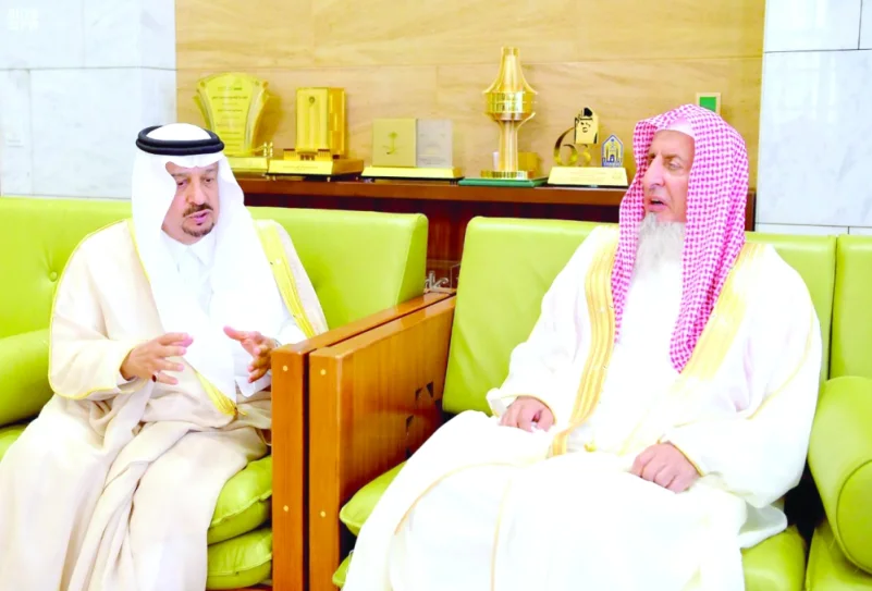 أمير الرياض يستقبل المفتي العام والعلماء والمسؤولين