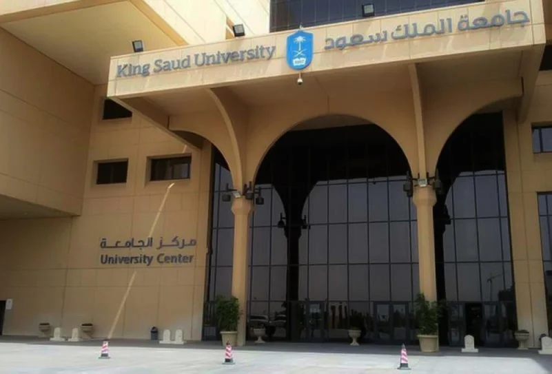 وكيل جامعة الملك سعود يزور فعاليات البرنامج التعريفي بالجامعة