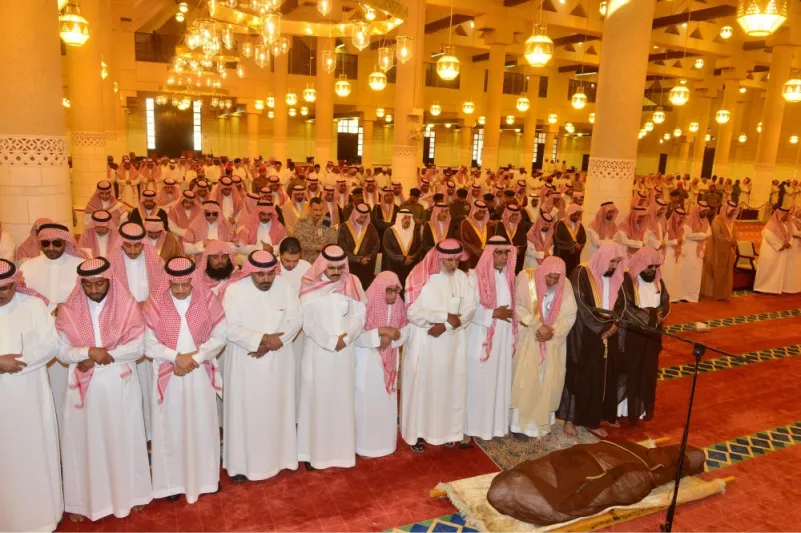 أمير الرياض يؤدي الصلاة على الأمير فيصل بن فهد بن مشاري
