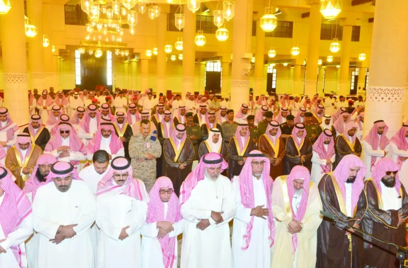 أمير الرياض يؤدي الصلاة على الأمير فيصل بن فهد بن مشاري