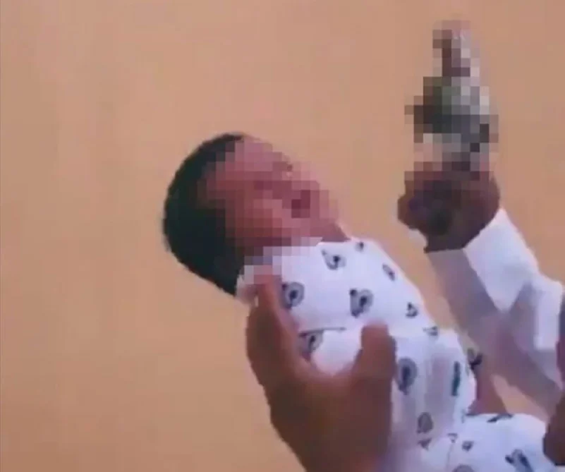 الإطاحة بمطلق النار الذي يحمل الطفل الرضيع في الفيديو المتداول