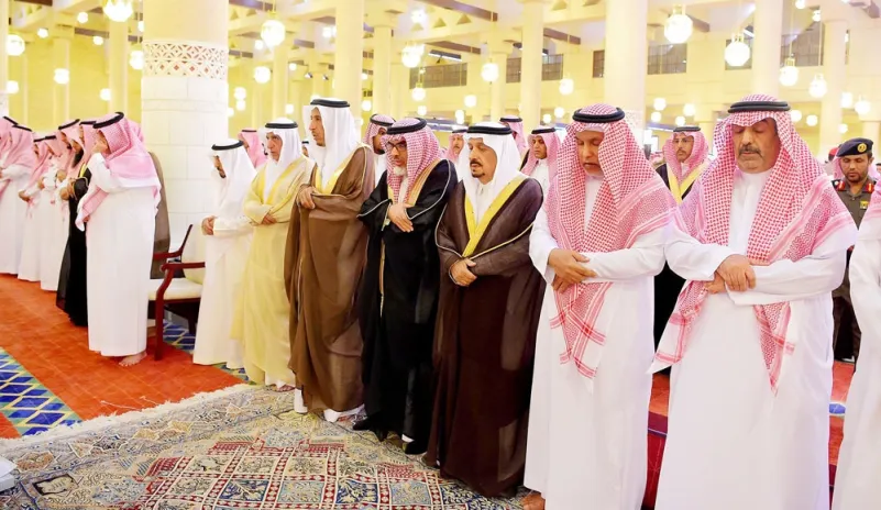 أمير الرياض يؤدي الصلاة على الأمير مشاري بن عياف