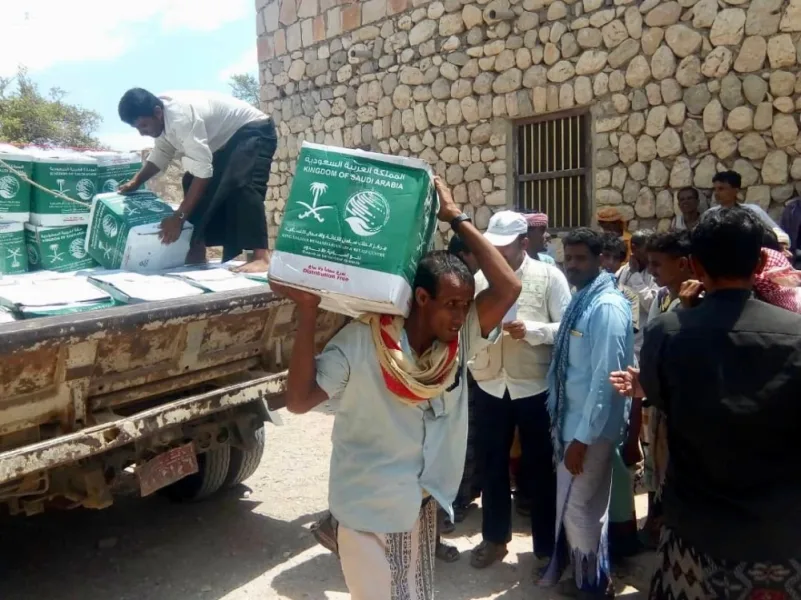 "سلمان للإغاثة" يوزع 720 كرتونا من السلال الغذائية بمحافظة سقطرى