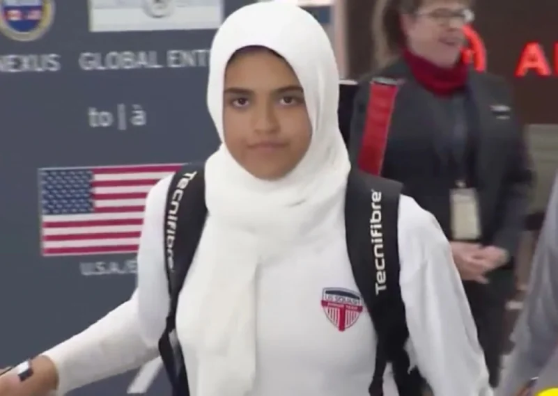 الخطوط الكندية تجبر فتاة مسلمة على خلع حجابها!