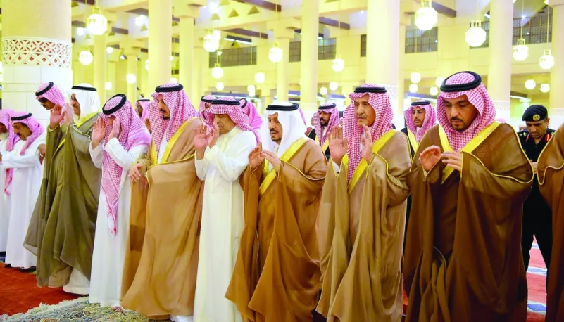 أمير الرياض يؤدي الصلاة على الأميرة شروق بنت بندر
