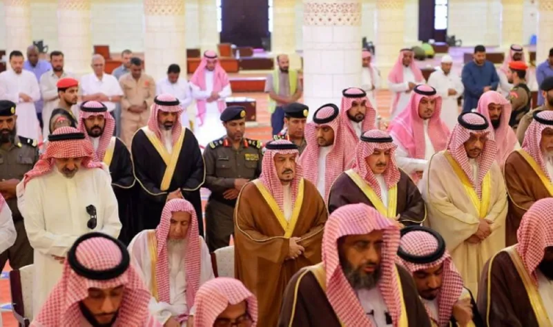 أمير الرياض يؤدي صلاة الميت على والدة الأميرة فاطمة بنت مساعد