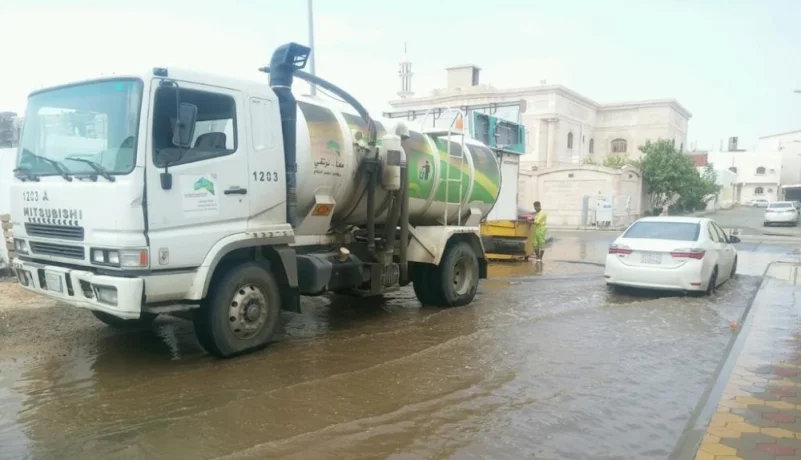 أمانة العاصمة المقدسة تستنفر جهودها لإزالة آثار الأمطار من الشوارع