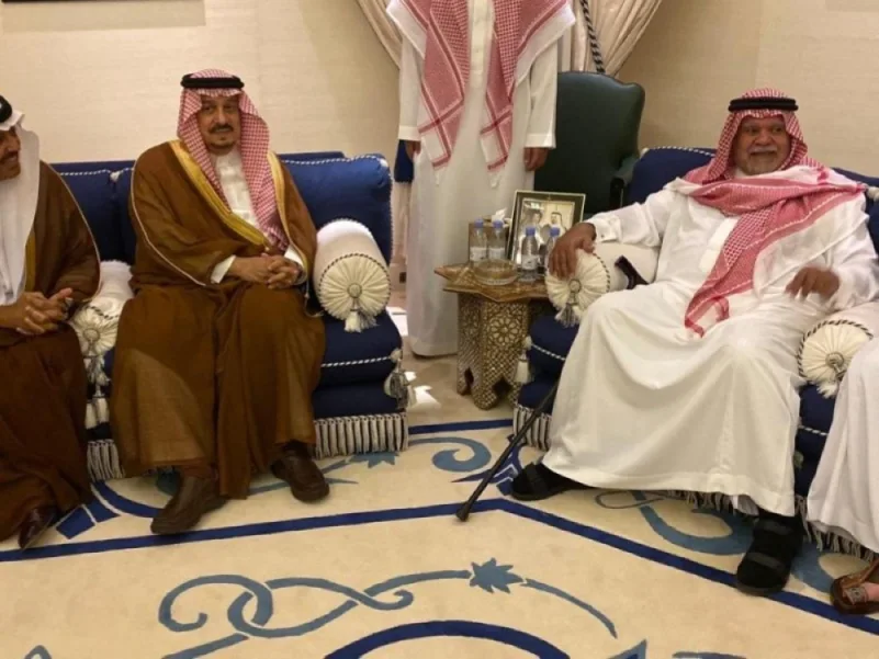 أمير الرياض يعزي في وفاة والدة الأمير بندر بن سلطان