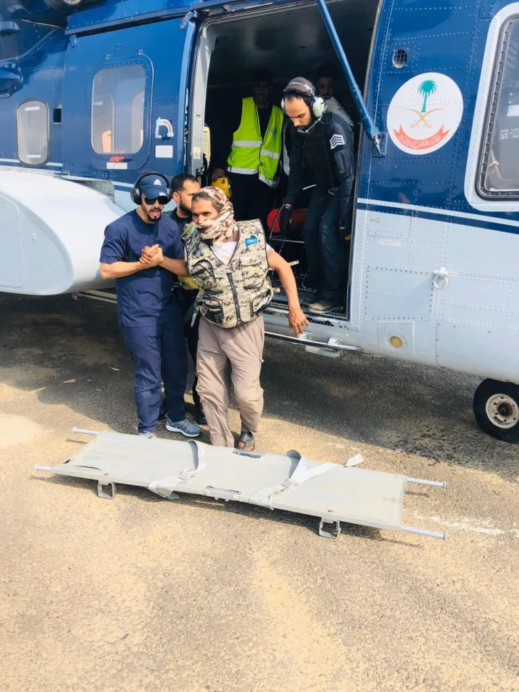 طيران الأمن ينقذ 3 محتجزين في جبال جرداء بالباحة