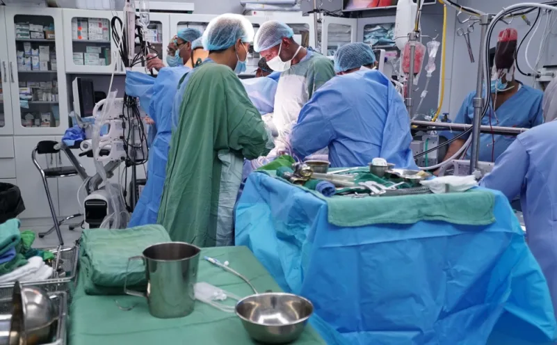 فريق "سلمان للإغاثة" الطبي يجري عمليتي قلب مفتوح و 13 عملية قسطرة في المكلا