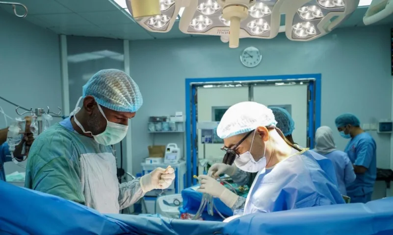 فريق "سلمان للإغاثة" الطبي يجري عمليتي قلب مفتوح و 15 عملية قسطرة في المكلا