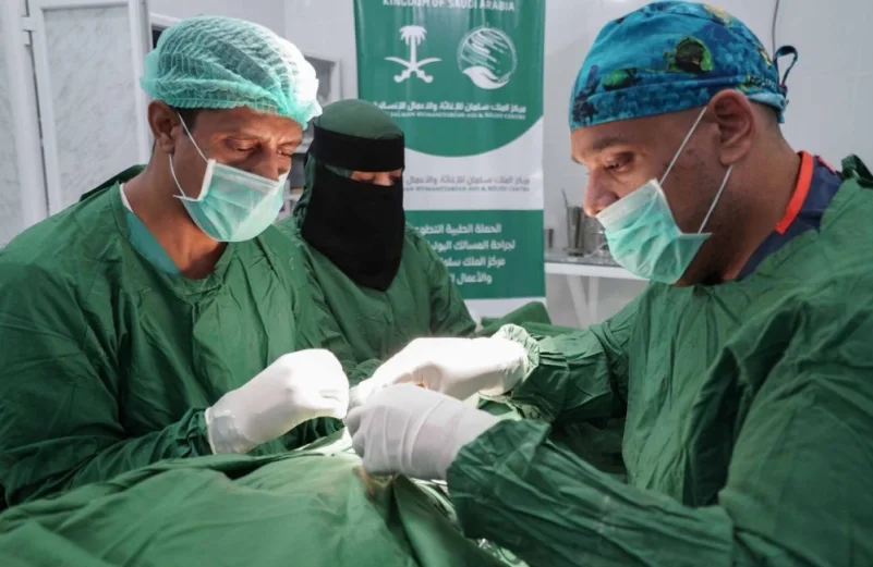حملة "سلمان للإغاثة" الطبية في سيئون يستهدف 69 طفلاً وطفلة
