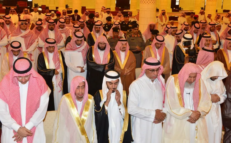 أمير الرياض يؤدي صلاة الميت على والدة الأمير خالد بن سعد