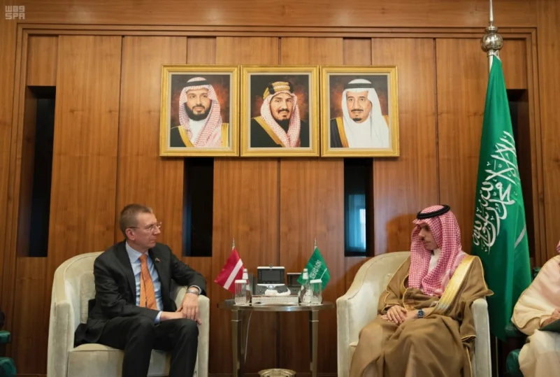فيصل بن فرحان يستعرض العلاقات الثنائية مع وزير خارجية لاتفيا