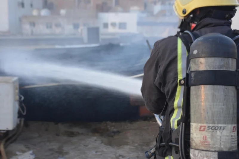 مدني جدة يخمد حريق بمستودع محل بمنطقة البلد