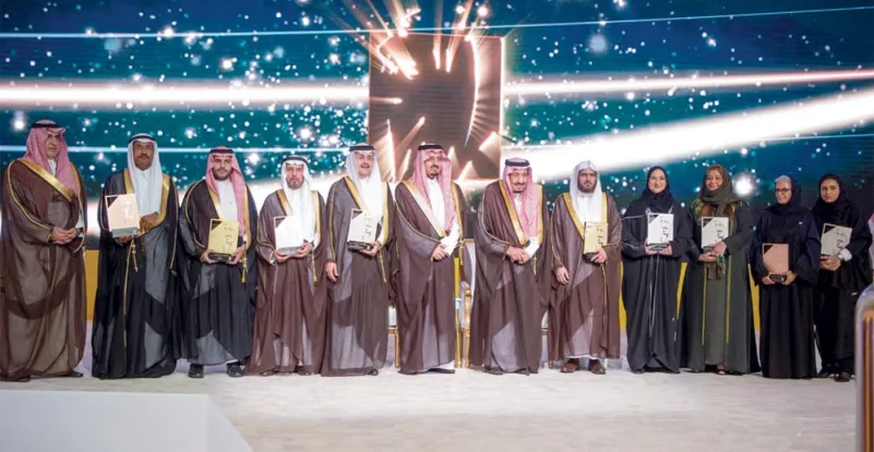 خادم الحرمين يكرم الفائزين بجائزة الملك خالد لفروعها الثلاثة