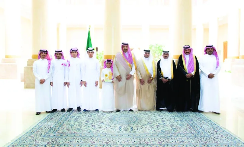 أمير الباحة يكرم الحاصلين على المراكز الأولى في المسابقات العلمية