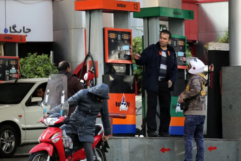 إيران تقنن وترفع أسعار البنزين بنسبة 50%