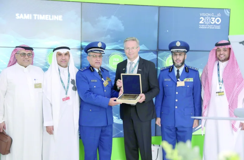 تركي بن بندر يزور الجناح السعودي في معرض دبي للطيران