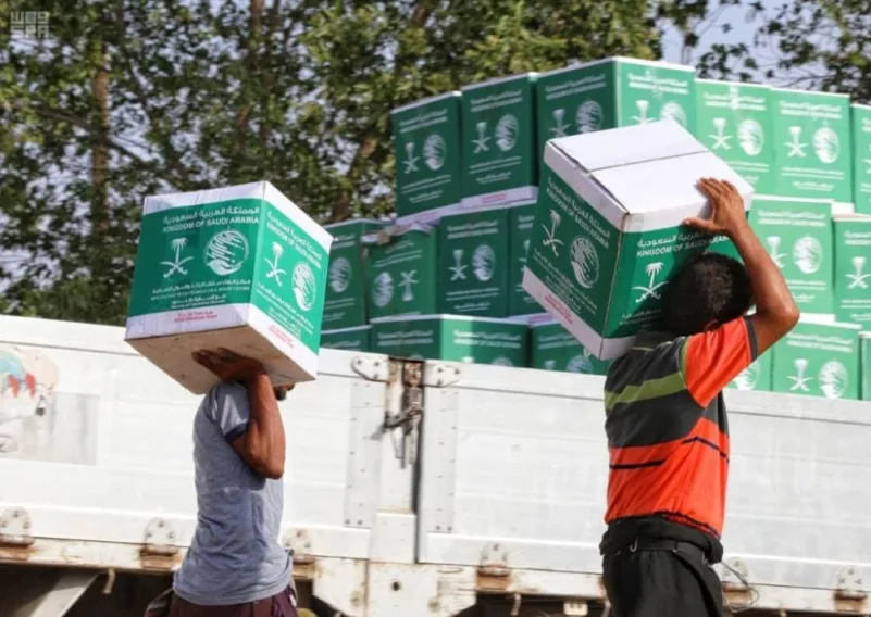 "سلمان للإغاثة" يوزع 2600 سلة غذائية وتمور في تعز ولحج باليمن