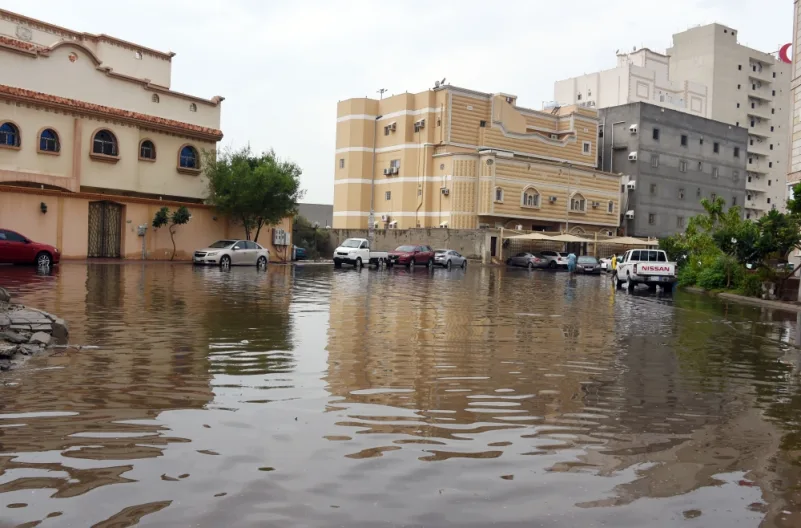 أمطار غزيرة على جدة.. والأمانة تنشر 1450 معدة