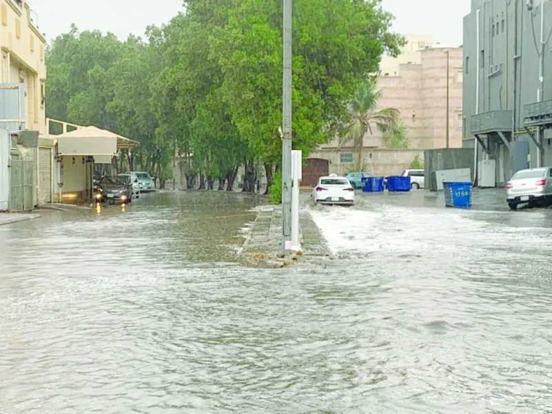 أمطار غزيرة على جدة.. والأمانة تنشر 1450 معدة