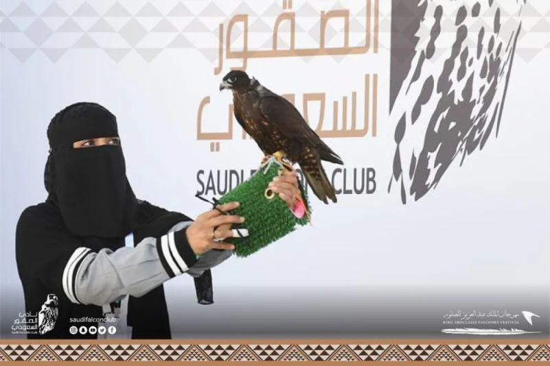 عذاري الخالدي أول سعوديَّة تشارك في مهرجان الملك عبدالعزيز للصقور