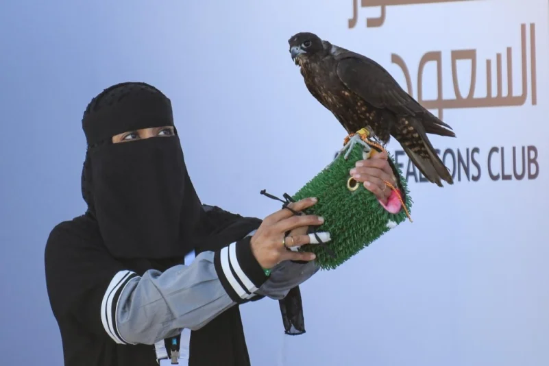 عذاري.. أول سعودية تشارك في مهرجان الصقور