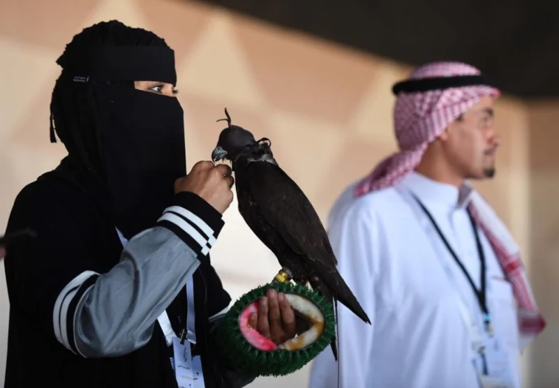 عذاري أول سعودية تشارك في مهرجان الصقور