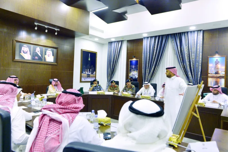 نائب أمير مكة يقف على أعمال توسعة الحرم