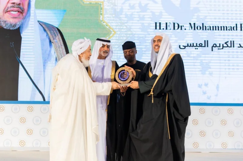 منتدى تعزيز السلم يتوج العيسى بجائزة الإمام الحسن بن علي الدولية