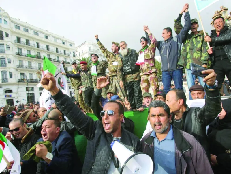 الجزائر تنتخب مظاهرات وتشديدات أمنية في البلاد