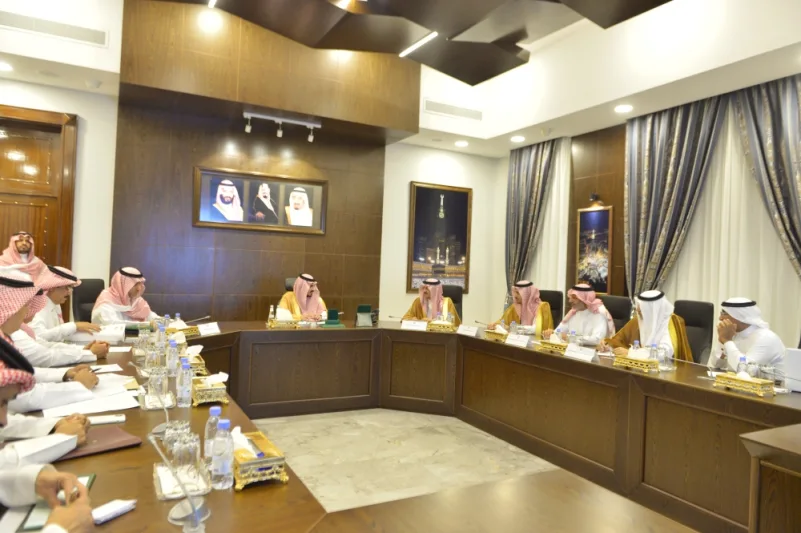 نائب أمير مكة يبحث تطوير خدمات الإمارة للمراجعين