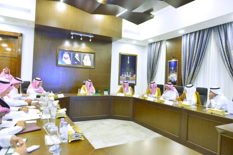 نائب أمير مكة يبحث تطوير خدمات الإمارة للمراجعين