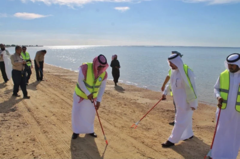 تدشين حملة أرامكو لتنظيف شواطئ ينبع