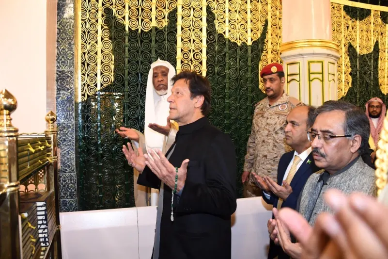 رئيس وزراء باكستان يتشرف بزيارة المسجد البنوى