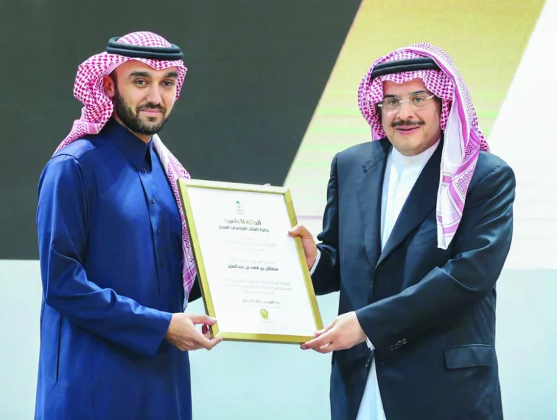 تتويج الأمير سلطان بن فهد بجائزة القائد الأولمبي المتميز