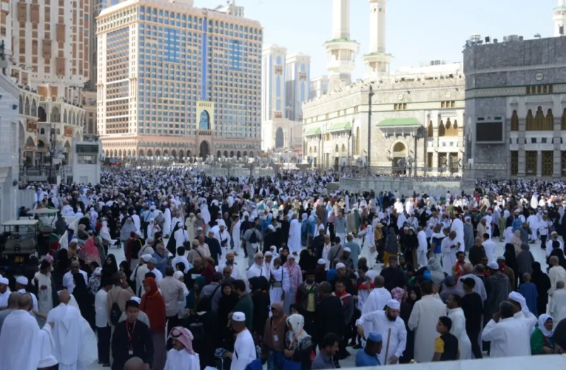 توافد الزوار والمعتمرين لقضاء الإجازة بجوار المسجد الحرام