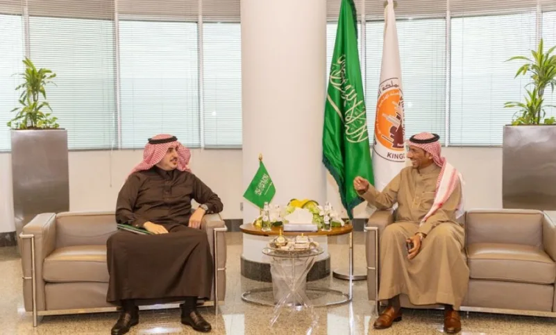 أمير الجوف يعقد اجتماعاً مع وزير الصناعة والثروة المعدنية بالرياض